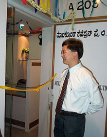 Chairman Limsoon to cut ribbon...
